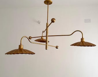 Mid Century Messing linear Kronleuchter, 3 Licht skulpturale Deckenleuchte mit geriffelten Schirmen