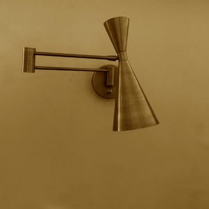 Aplique de parede ajustável em latão, design de meados do século XX com cúpula cônica.