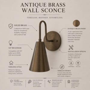 Op de afbeelding: Antieke messing wandlamp met een conische kap. De armatuur heeft een verouderde messing afwerking en is compatibel met E27-lampen. Geschikt voor diverse ruimtes, biedt bedrade of plug-in installatie-opties.