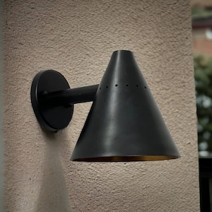 Lámpara de pared para mesita de noche, acabado en negro mate con interior de latón y portalámparas E12/E14.
