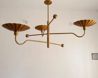 Mid Century Messing linear Kronleuchter, 3 Licht skulpturale Deckenleuchte mit geriffelten Schirmen