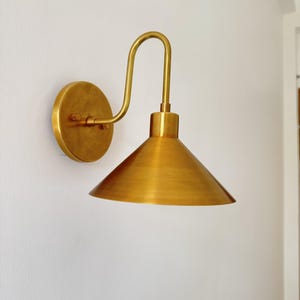 Applique da parete in ottone grezzo fatto a mano: lampada da parete moderna di metà secolo