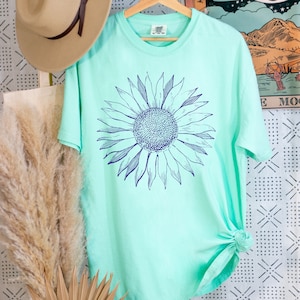 Violet Sunflower Women&#39;s Flower Comfort Color T-Shirt, Boho Minimalist Sunflower Comfort Colors Tee Shirt, Sunflower Shirt Gift For Mom