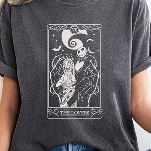 Camiseta de colores cómodos con la carta del tarot de Jack y Sally, los amantes de Pesadilla antes de Navidad, camiseta de fiesta de Halloween de Oogie Boogie Bash de Disneyland