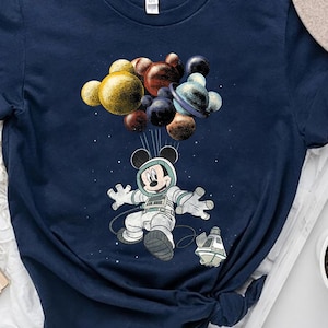 Disney Mickey en zijn vrienden Mickey Mouse astronaut in de ruimte Mickey Planet ballonnen comfort kleuren shirt, Magic Kingdom Disneyland vakantie T-shirt afbeelding 1