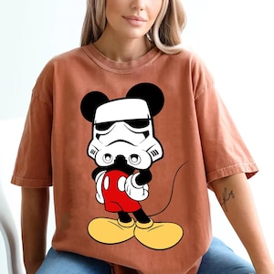 Zabawna koszulka Disney Star Wars Mickey Mouse Custom Stormtrooper Retro Comfort Colors, Galaxy&#39;s Edge Disneyland Family Vacation Holiday Tee