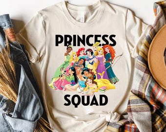 Camiseta Disney Princess Squad Comfort Colors, Princesas Disney: Ariel, Cenicienta, Blancanieves, Rapunzel, Aurora, Bella, Mulán, Disneyland