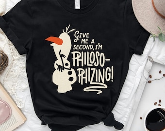 Camiseta divertida de Disney Frozen con Olaf "Dame un segundo, estoy filosofando", camiseta de viaje a Magic Kingdom WDW, regalo de cumpleaños familiar para adultos y niños pequeños.
