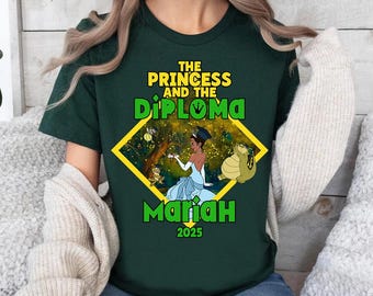 Personlig Prinsessan och diplomet 2025 T-shirt i bekväma färger, Prinsessan Tiana-examenskjorta, Seniorresa Disney-examen