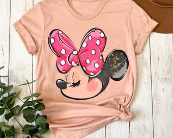 Camiseta retro de Disney Minnie Mouse con lazo de lunares y colores cómodos, ideal para un viaje a Magic Kingdom Disneyland o como regalo de cumpleaños.