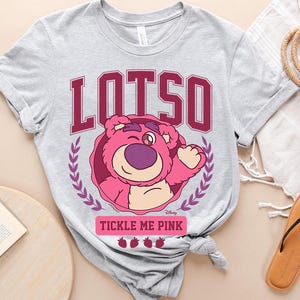 Disney Toy Story Lotso Bär Tickle Me Pink Comfort Farben T-Shirt, Bär umarmt Shirt, Magic Kingdom Disneyland Shirt, Geburtstagsgeschenk Tee