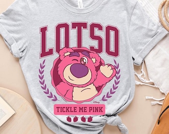 ディズニー トイストーリー ロッツォベア ティクルミー ピンク コンフォートカラー Tシャツ、ハグベアシャツ、マジックキングダム ディズニーランドシャツ、誕生日ギフトTシャツ