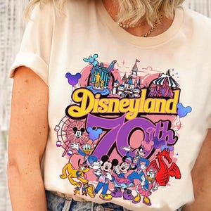 Mickey & Friends Disneyland Resort 70-jähriges Jubiläum Komfortfarben T-Shirt, glücklichster Ort der Welt T-Shirt, Disneyland Familie Passendes Shirt,