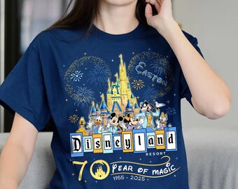 Aangepaste naam Disneyland 70 Years of Magic Mickey & Friends Comfort kleuren T-shirt, Disneyland 70e verjaardag 1955-2025 Family Matching T-shirt