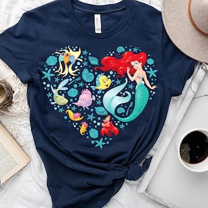 Die kleine Meerjungfrau Charaktere Herz Komfort Farben T-Shirt, Disney Prinzessin Ariel Tee, Ariel Flounder Sebastian, Disneyland Matching Tee
