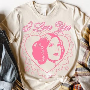 Camiseta retro de Star Wars con medallón de corazón de la princesa Leia, colores cómodos, camiseta "Leia te amo", regalo de San Valentín, camiseta a juego para parejas