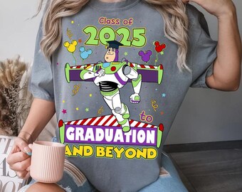 Maßgeschneiderte Toy Story Buzz Lightjahre zur High School und darüber hinaus T-Shirt, Senior Trip Disney Abschlussfeier, Klasse von 2025 Graduate