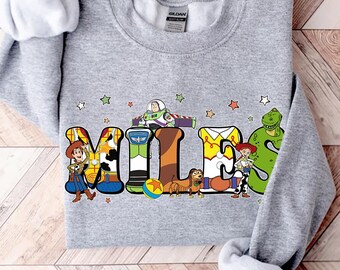 Koszulka z nadrukiem postaci z Toy Story z niestandardowym imieniem i komfortowymi kolorami, koszulka Buzz Lightyear Woody Jessie Slinky, koszulka pasująca do grupy Magic Kingdom Disneyland