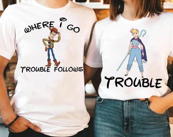 Magliette coordinate di Woody e Bo Peep di Toy Story Disney Pixar, maglietta Comfort Colors di Toy Story Disneyland, maglietta Where I Go Trouble Follows