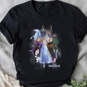 Camiseta de colores cómodos con foto grupal de personajes de Frozen II de Disney, camiseta de Elsa, Emma y Olaf de Frozen, camiseta retro de Frozen, camiseta de princesas de Disney