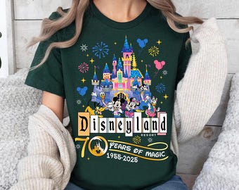 Camiseta Disneyland 70 años de magia, Mickey y sus amigos, fuegos artificiales, colores cómodos, camiseta familiar a juego del 70.º aniversario de Disneyland (1955-2025)