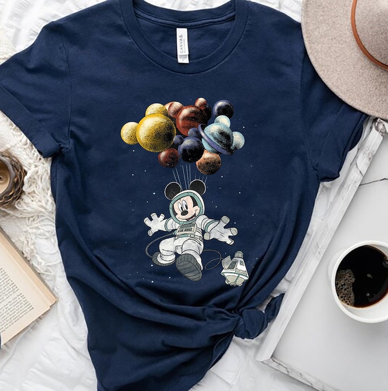 Disney Mickey en zijn vrienden Mickey Mouse astronaut in de ruimte Mickey Planet ballonnen comfort kleuren shirt, Magic Kingdom Disneyland vakantie T-shirt afbeelding 1