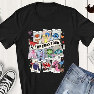 Camiseta de colores cómodos de la gira Eras de Inside Out 2 de Disney Pixar, camiseta de la carta del tarot de Inside Out 2, camiseta familiar a juego de Magic Kingdom Disneyland