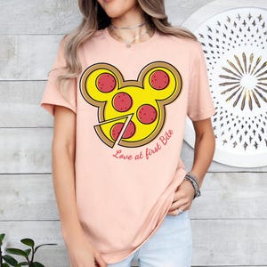 Camiseta de colores cómodos con el mensaje &quot;Love At First Bite&quot; de Mickey Mouse y pizza de Disney, camiseta con cabeza de Mickey de Disney, viaje a Disneyland en Magic Kingdom, camiseta de regalo de cumpleaños