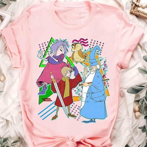 Disney Das Schwert In Der Steingruppe Charaktere Komfortfarben Shirt, Arthur Merlin Archimedes Eule Madam Mim, Magic Kingdom Disneyland Tee