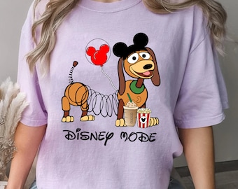 Camiseta Comfort Colors de Disney Pixar Toy Story con Slinky Dog, camiseta con orejas de Mickey Slinky y camiseta de vacaciones en Magic Kingdom Disneyland.