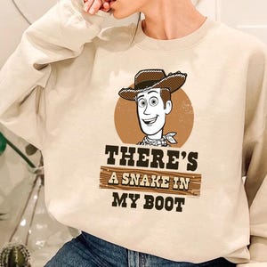 Vintage Disney Pixar Toy Story Es gibt eine Schlange in meinem Stiefel Woody Cowboy Kopfschuss Komfort Farben Shirt, Magic Kingdom Disneyland Passendes T-Shirt
