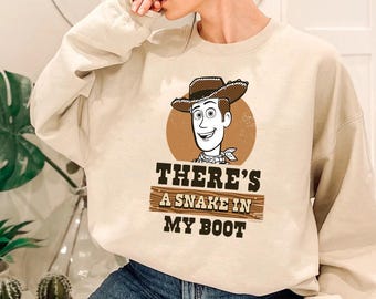 Camiseta vintage de Disney Pixar Toy Story "Hay una serpiente en mi bota", Woody Cowboy, con foto de cabeza, colores cómodos, camiseta a juego de Magic Kingdom Disneyland.