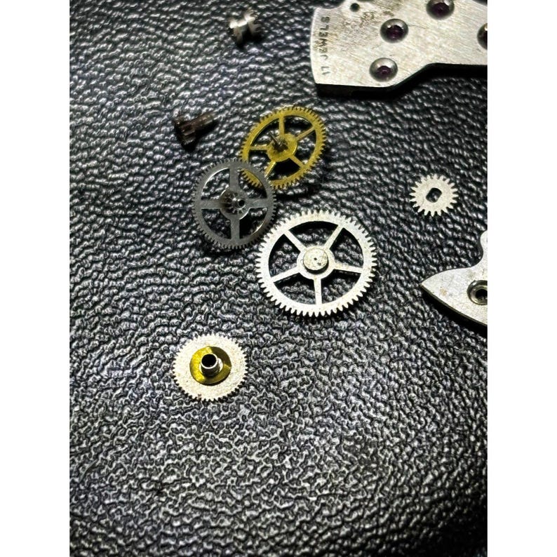 Bulova cal. 10BNCH movement with military dial image 9