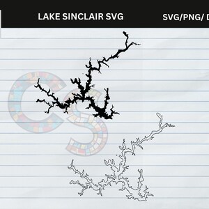 Può includere: Silhouette nera del lago Sinclair, con il testo "LAKE SINCLAIR SVG" e "SVG/PNG/ DXF/EPS" su uno sfondo di carta a righe. L'immagine include un logo colorato nell'angolo in alto a sinistra.