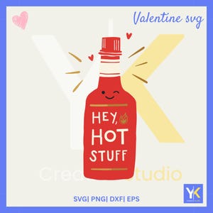 Puede incluir: Ilustración de una botella de salsa picante roja con el texto "HEY, HOT STUFF" y una cara guiñando un ojo. El diseño incluye pequeños corazones y las palabras "Valentine svg". La parte inferior de la imagen dice "SVG| PNG| DXF| EPS".