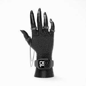 Coral Texture Jewelry Hand – Black Gloss Ring Holder, Natural Pattern Display for Watches, Modern Vanity Decor