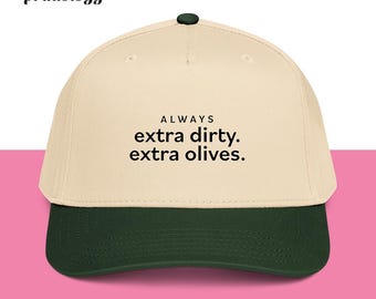 Gorra Snapback bordada Always Extra Dirty Extra Olives color crema con visera verde y diseño Dirty Martini. Regalo divertido para amantes de los cócteles. Envío inmediato.