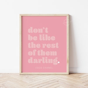 Puede incluir: Impresi&oacute;n enmarcada rosa con una cita de Coco Chanel: "no seas como los dem&aacute;s, querida."