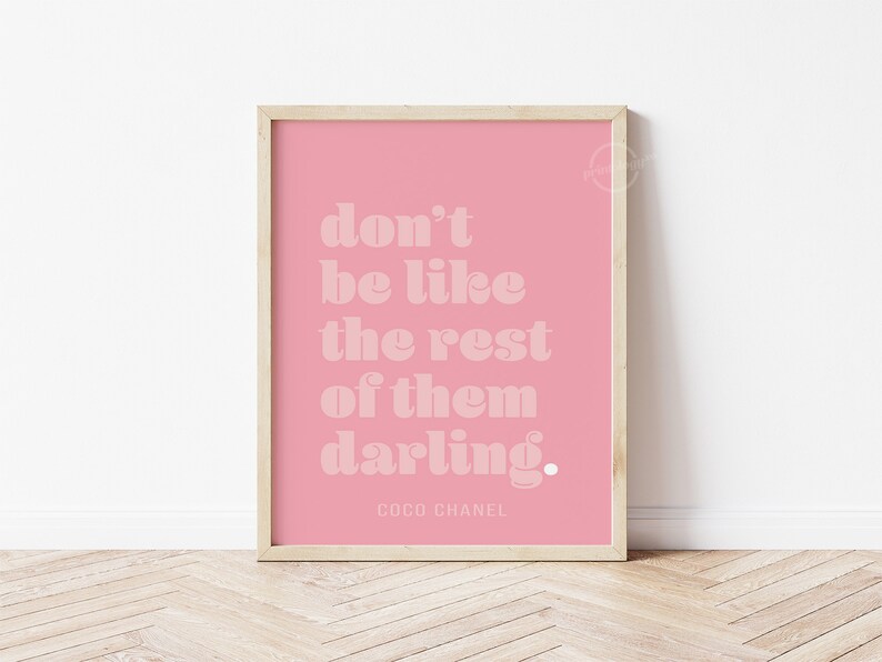 Puede incluir: Impresi&oacute;n enmarcada rosa con una cita de Coco Chanel: "no seas como los dem&aacute;s, querida."