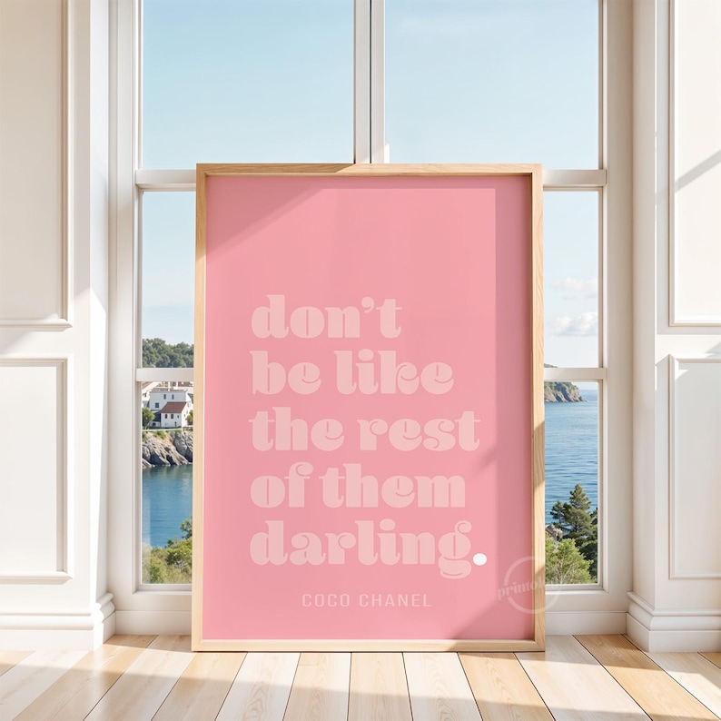 Puede incluir: P&oacute;ster rosa con una cita blanca que dice "no seas como los dem&aacute;s, querida". La cita se atribuye a Coco Chanel.