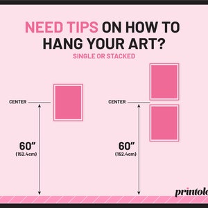 Puede incluir: Un infogr&aacute;fico rosa con el texto "NEED TIPS ON HOW TO HANG YOUR ART? SINGLE OR STACKED". El infogr&aacute;fico muestra dos ejemplos de c&oacute;mo colgar arte, una sola pieza y una apilada. La pieza &uacute;nica est&aacute; centrada a 60 pulgadas (152,4 cm) del suelo. Las piezas apiladas tambi&eacute;n est&aacute;n centradas a 60 pulgadas (152,4 cm) del suelo.