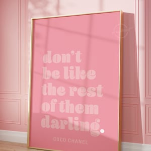 Puede incluir: P&oacute;ster enmarcado rosa con una cita de Coco Chanel: "no seas como los dem&aacute;s, querida."