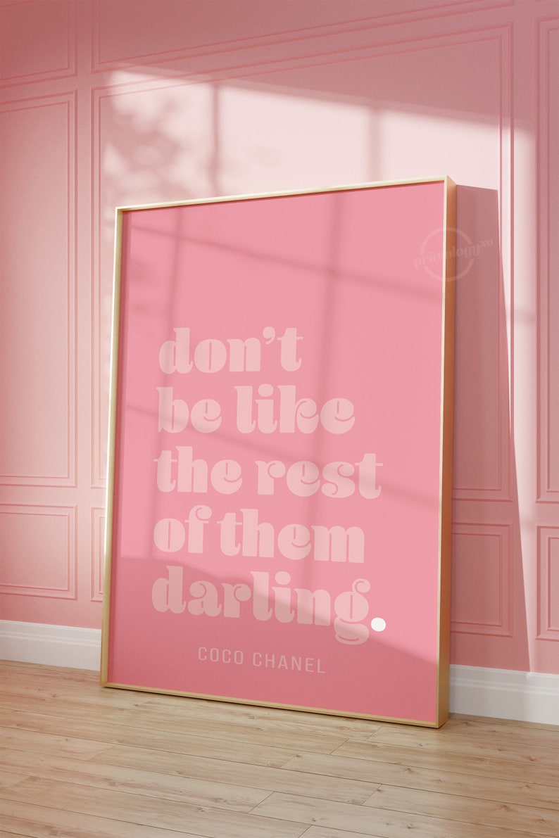 Puede incluir: P&oacute;ster enmarcado rosa con una cita de Coco Chanel: "no seas como los dem&aacute;s, querida."
