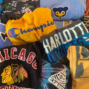 Lot de 5 t-shirts surprises graphiques rétro/vintage Mystery. Chaque sac invisible contient 5 t-shirts mystères.  NCAA, années 90, groupes de l'an 2000, sports professionnels