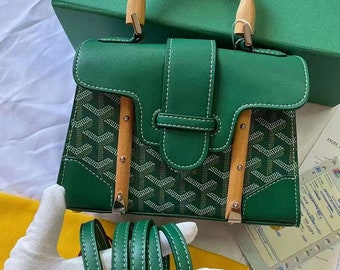 Handmade ladies bag with wooden handle and fine stitching