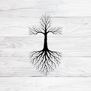 Puede incluir: Un diseño de cruz en forma de árbol negro con raíces, sobre un fondo blanco con vetas de madera. La cruz está formada por las ramas del árbol, y las raíces se extienden hacia abajo. El diseño es una representación simple, pero impactante, de la fe y la naturaleza.