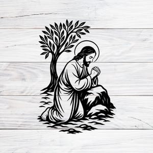 Puede incluir: Ilustración en blanco y negro de una figura religiosa arrodillada en oración bajo un árbol. La figura lleva una túnica y tiene un halo. La imagen está sobre un fondo blanco veteado de madera.