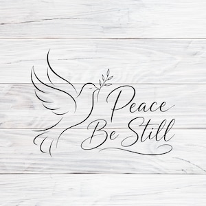Könnte beinhalten: Eine schwarze Strichzeichnung einer Taube, die einen Olivenzweig trägt, mit den Worten "Peace Be Still" in eleganter Schrift. Das Design ist vor einem weißen Hintergrund mit Holzmaserung angeordnet.