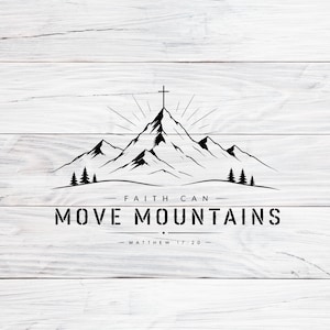 Könnte beinhalten: Schwarz-weiße Bergillustration mit einem Kreuz auf dem Gipfel, das Licht ausstrahlt. Der Text lautet "FAITH CAN MOVE MOUNTAINS" und "MATTHEW 17:20" auf einem weißen Holzmaserungshintergrund.