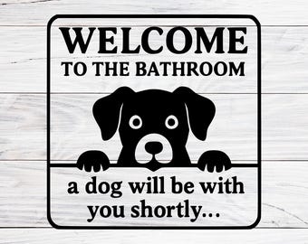 Könnte beinhalten: Schwarz-weißes Badezimmerschild mit dem Text "WELCOME TO THE BATHROOM" über einer Cartoon-Hundegrafik. Unter dem Hund steht auf dem Schild "a dog will be with you shortly..."